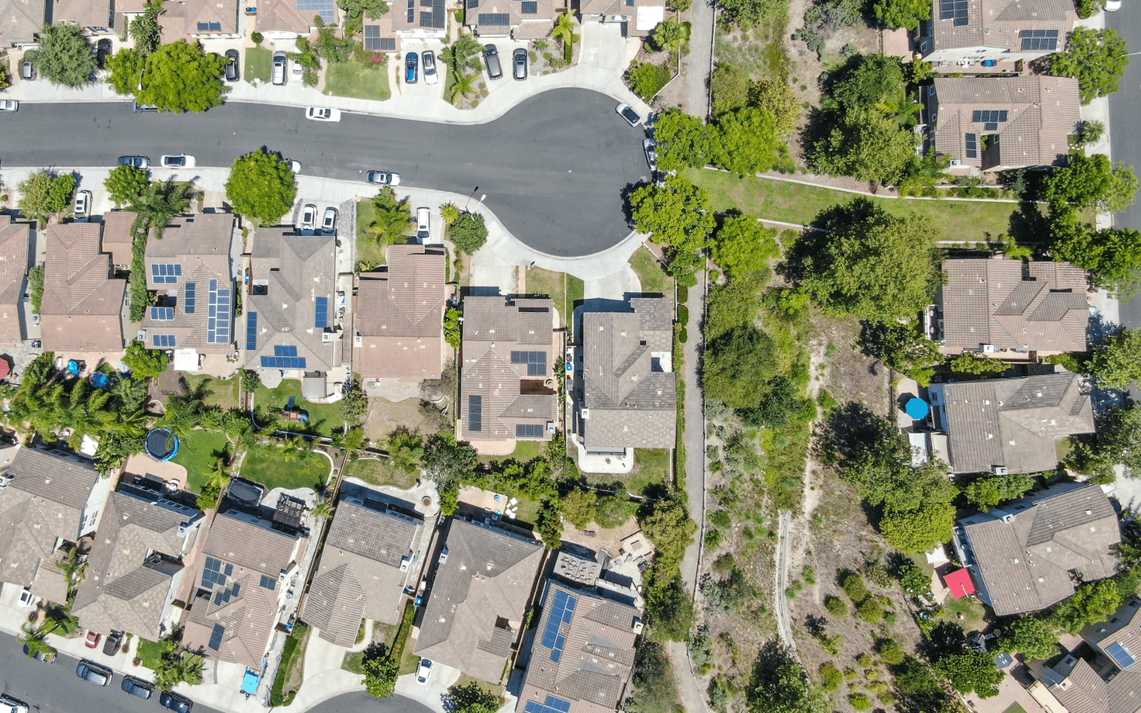 Twin Cities neighborhood with multiple homes featuring residential solar panel installations